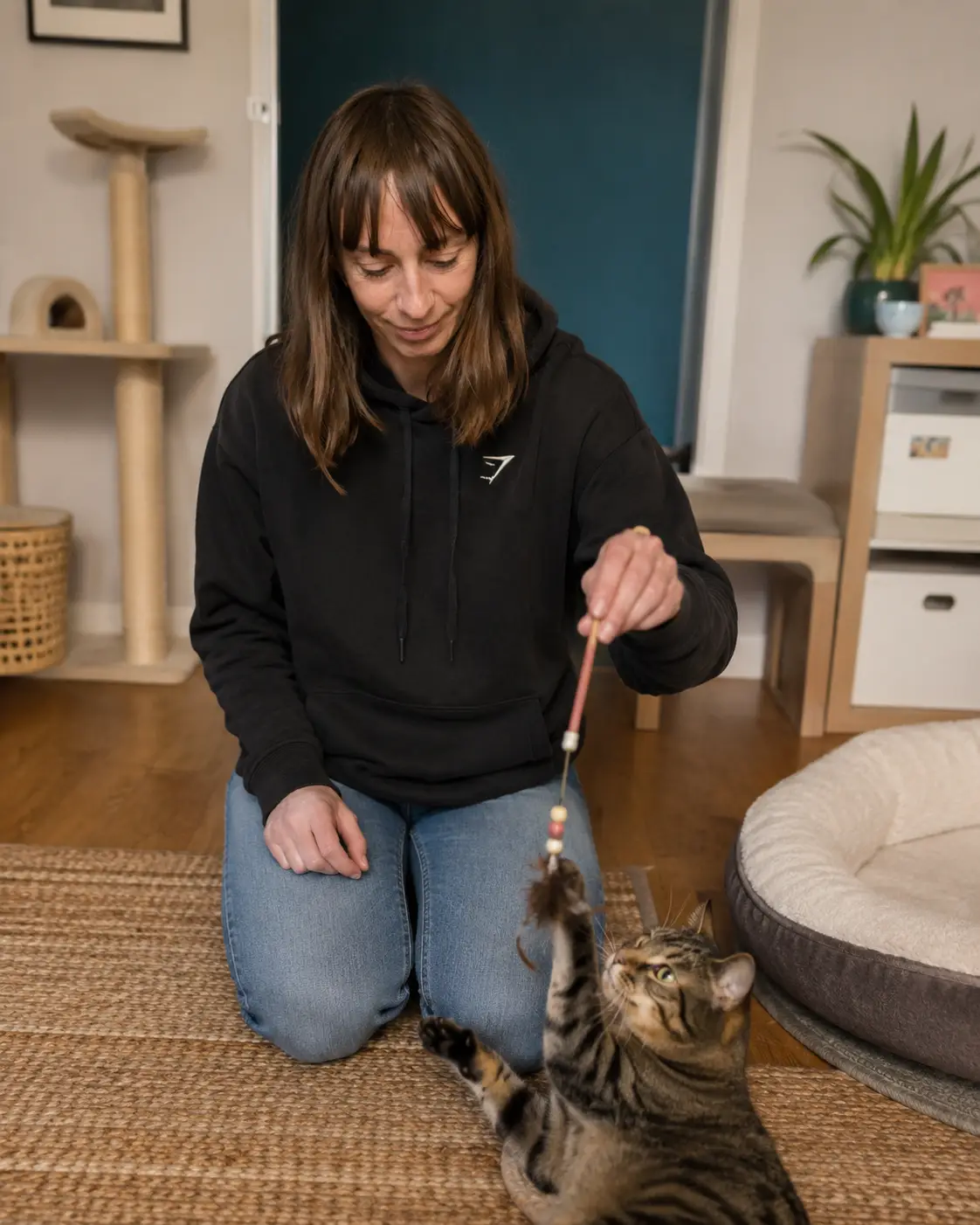 Sylvie, fondatrice de Domicat, avec un chat dans les bras
